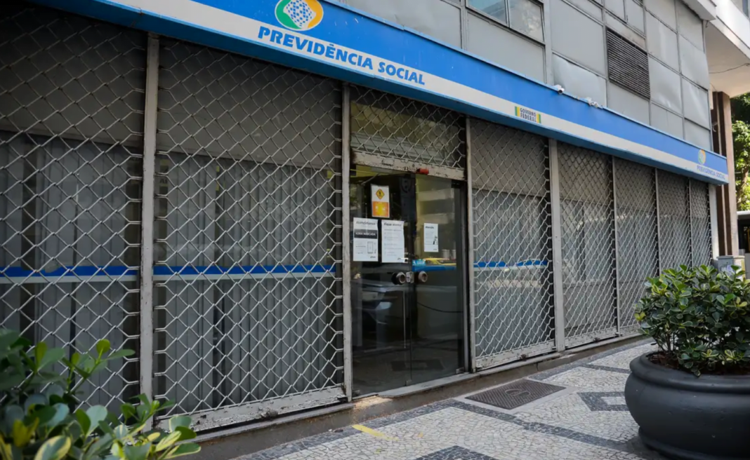 Fila do INSS: Governo Lula prevê zerar pedidos represados até o fim de setembro Fila do INSS: Governo Lula prevê zerar pedidos represados até o fim de setembro