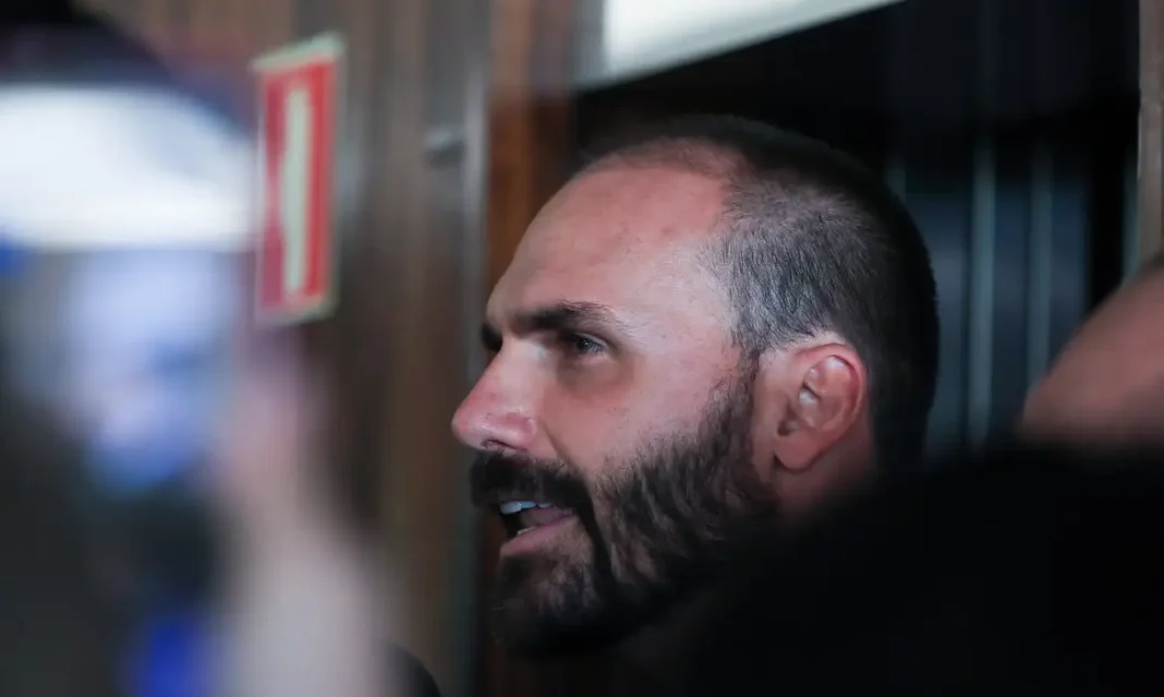 Unanimidade, STF condena Eduardo Bolsonaro no caso tarifaço Unanimidade, STF condena Eduardo Bolsonaro no caso tarifaço
