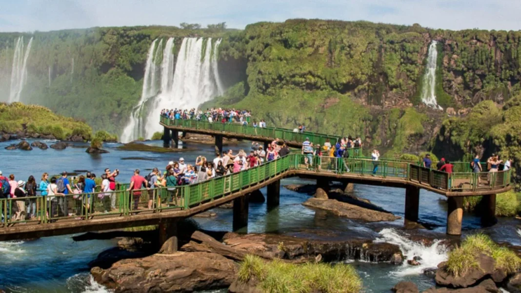 Turista pula nas Cataratas do Iguaçu para recuperar celular que havia caído; VEJA Turista pula nas Cataratas do Iguaçu para recuperar celular que havia caído; VEJA