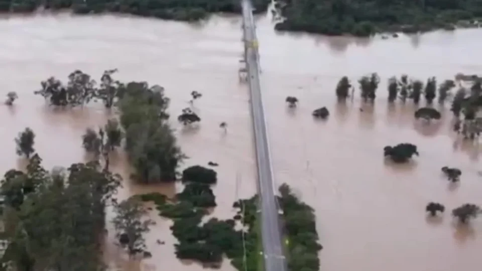 Ministro diz que governo reforçou prevenção a incêndios com possibilidade de Super El Niño Ministro diz que governo reforçou prevenção a incêndios com possibilidade de Super El Niño