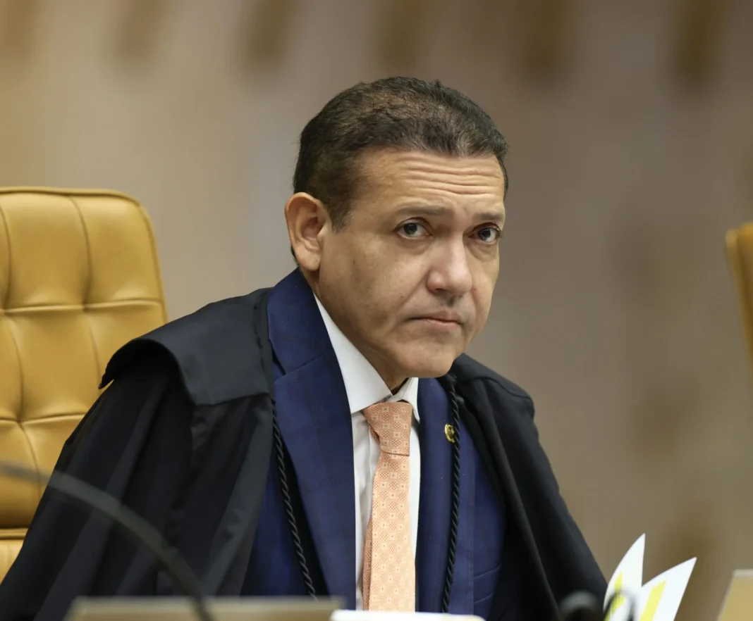 Kássio é acusado de censura após determinar ocultação de pesquisa; Flávio evita comentar Kássio é acusado de censura após determinar ocultação de pesquisa; Flávio evita comentar