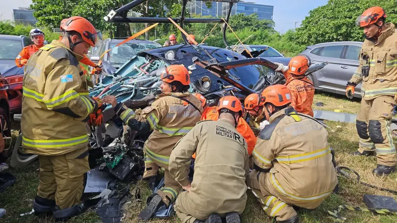 Helicóptero envolvido em colisão no Rio cedia horas de voo à prefeitura sem autorização da Anac Helicóptero envolvido em colisão no Rio cedia horas de voo à prefeitura sem autorização da Anac