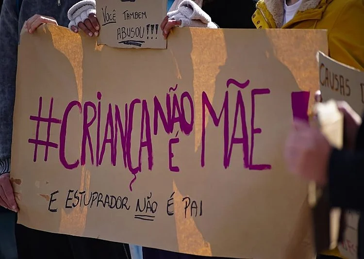 Mulheres convocam atos contra projeto que dificulta aborto legal em crianças estupradas Mulheres convocam atos contra projeto que dificulta aborto legal em crianças estupradas
