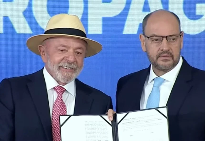 Lula chama governador interino do RJ de interventor, e os dois trocam elogios Lula chama governador interino do RJ de interventor, e os dois trocam elogios
