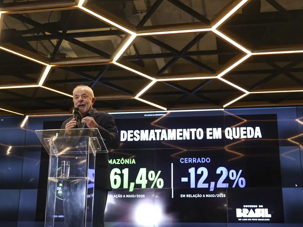 Lula anuncia queda do desmatamento e diz que EUA mentem Lula anuncia queda do desmatamento e diz que EUA mentem