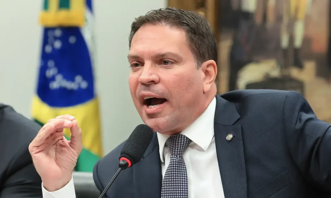 Foragido, Alexandre Ramagem abriu empresa nos EUA Foragido, Alexandre Ramagem abriu empresa nos EUA
