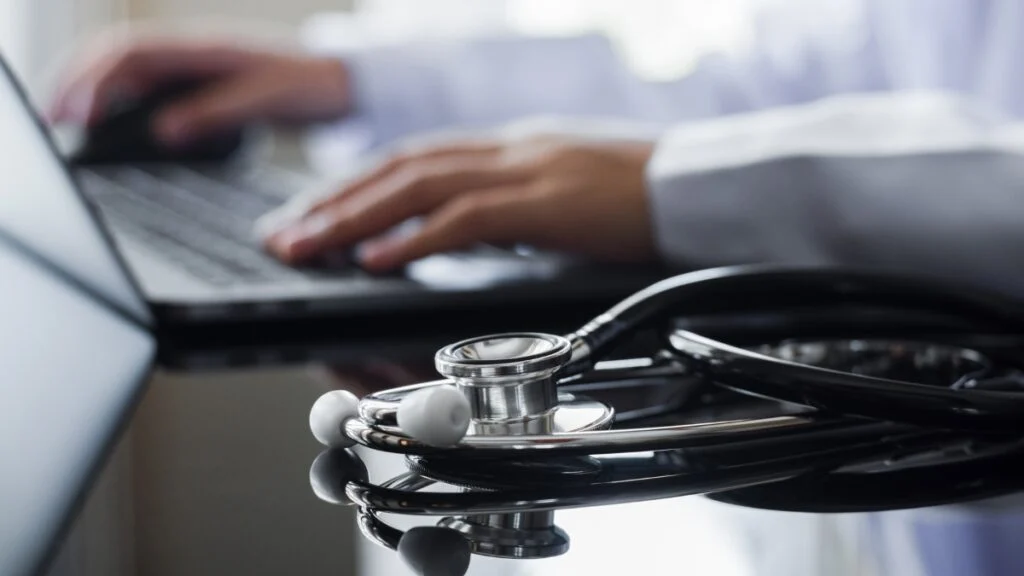 Perfis criam médicos falsos e lucram com desinformação nas redes Perfis criam médicos falsos e lucram com desinformação nas redes