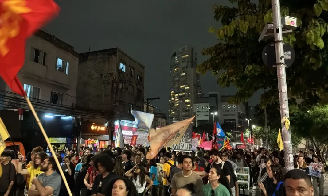 Estudantes protestam contra cortes nas universidades de SP Estudantes protestam contra cortes nas universidades de SP