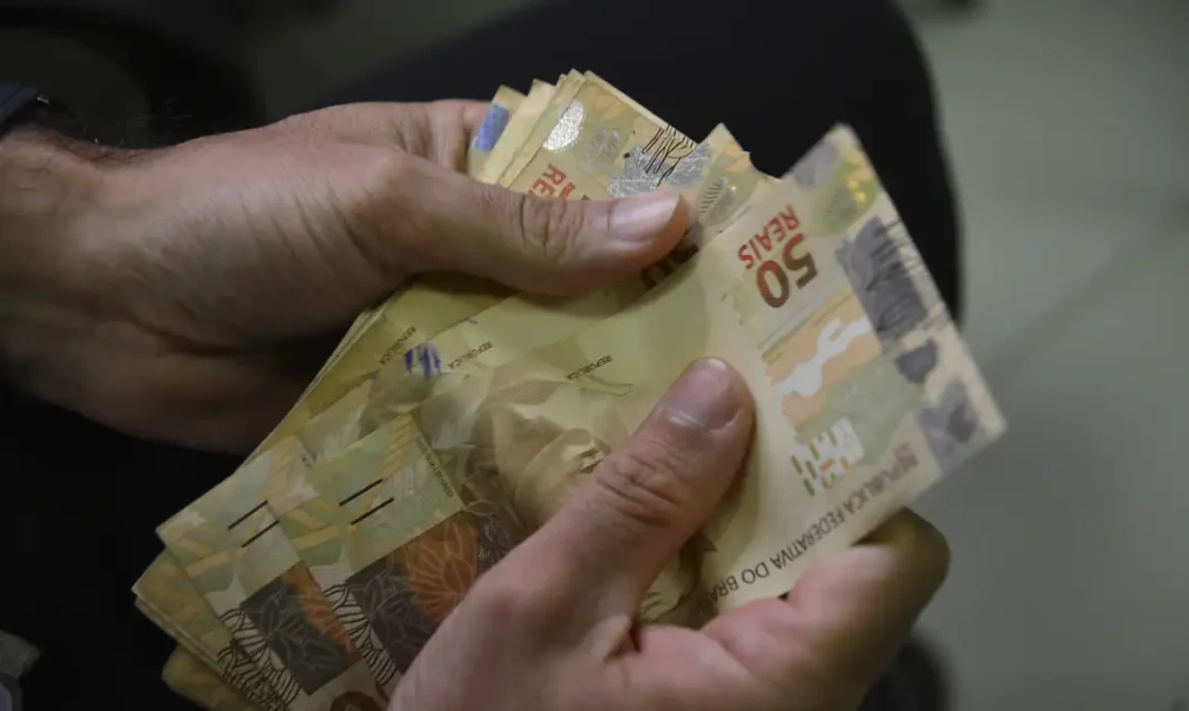 Fatia de pessimistas com economia do Brasil cai de 35% para 26%, diz Datafolha Fatia de pessimistas com economia do Brasil cai de 35% para 26%, diz Datafolha