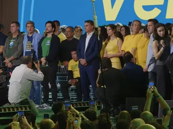 Flávio Bolsonaro lançou uma candidatura contra o Brasil Flávio Bolsonaro lançou uma candidatura contra o Brasil