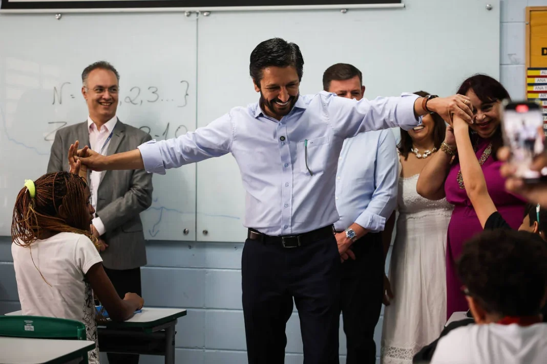 Prefeitura de São Paulo entregará operação de três escolas a organizações sociais Prefeitura de São Paulo entregará operação de três escolas a organizações sociais