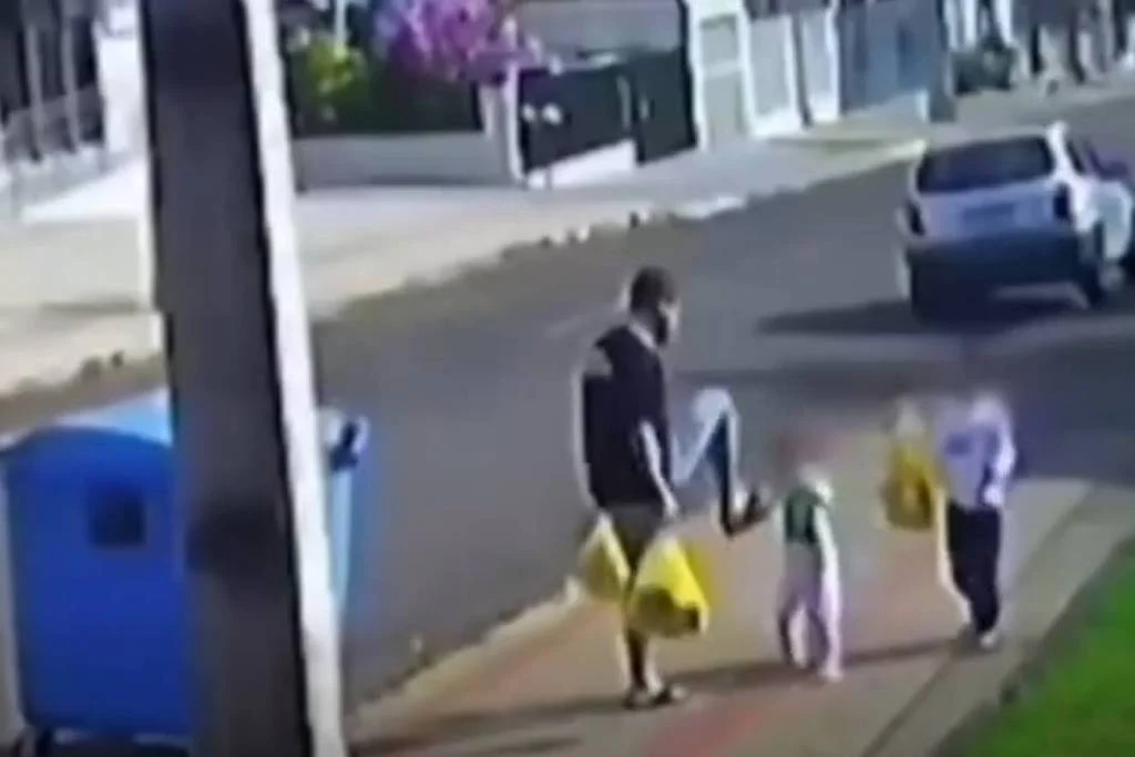 Pai preso após chutar filha de 3 anos diz à polícia que ‘perdeu a cabeça’ Pai preso após chutar filha de 3 anos diz à polícia que ‘perdeu a cabeça’