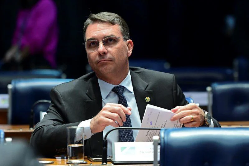 Flávio Bolsonaro tenta barrar proteção a policiais Flávio Bolsonaro tenta barrar proteção a policiais