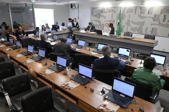 Senado corta licença de pai que perde bebê enquanto deixa fim da 6×1 parado Senado corta licença de pai que perde bebê enquanto deixa fim da 6×1 parado