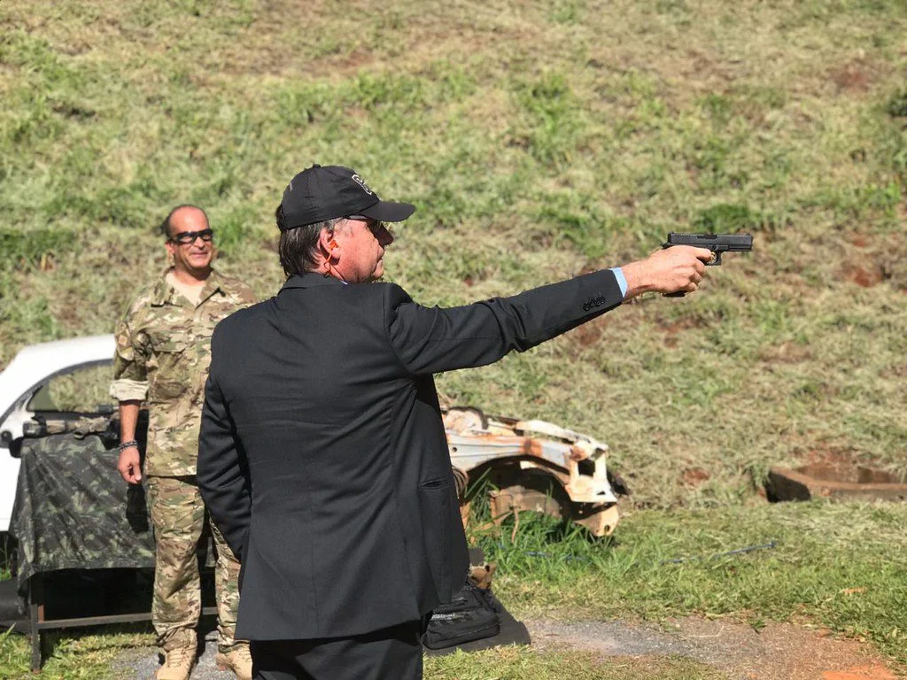 PGR diz que Bolsonaro não pode ter arma; defende domiciliar PGR diz que Bolsonaro não pode ter arma; defende domiciliar