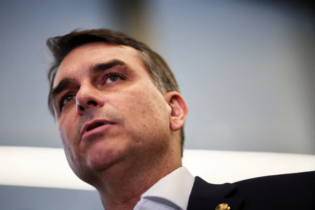 Flávio Bolsonaro atuou por regra que favorecia setor onde Master investia Flávio Bolsonaro atuou por regra que favorecia setor onde Master investia