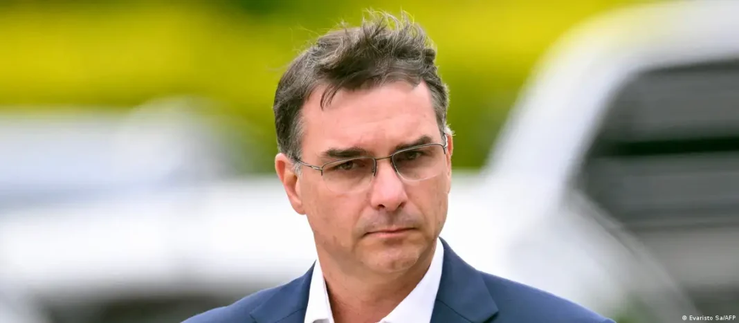 Flávio Bolsonaro herda candidatura, mas não herda comando da direita e dos extremistas Flávio Bolsonaro herda candidatura, mas não herda comando da direita e dos extremistas