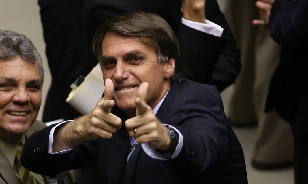 PF faz busca na casa de Bolsonaro por arma apreendida PF faz busca na casa de Bolsonaro por arma apreendida