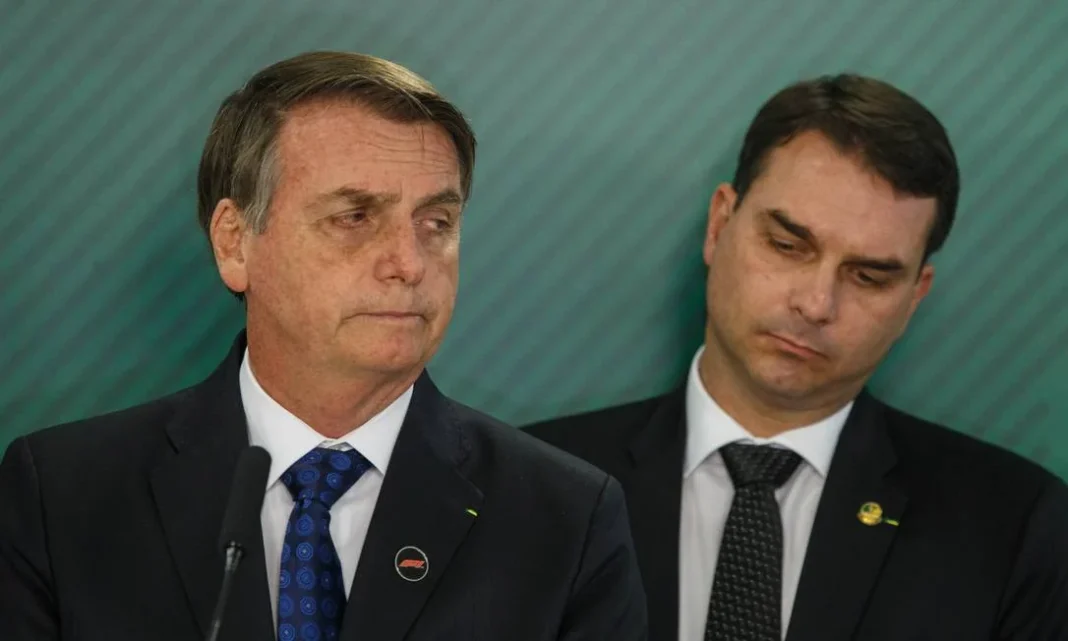 83351540_BRASILBrasilia-DF24-06-2019O-presidente-Jair-Bolsonaro-ao-lado-do-filho-o-sena.webp