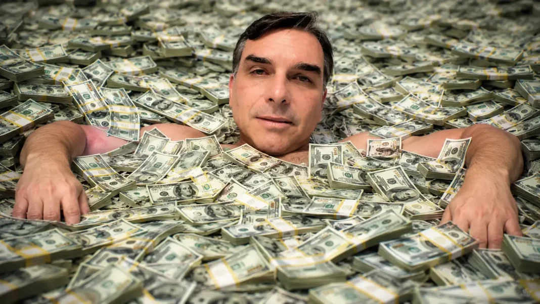 Flávio Bolsonaro tem patrimônio de R$ 600 milhões, acusa ex-aliado Flávio Bolsonaro tem patrimônio de R$ 600 milhões, acusa ex-aliado