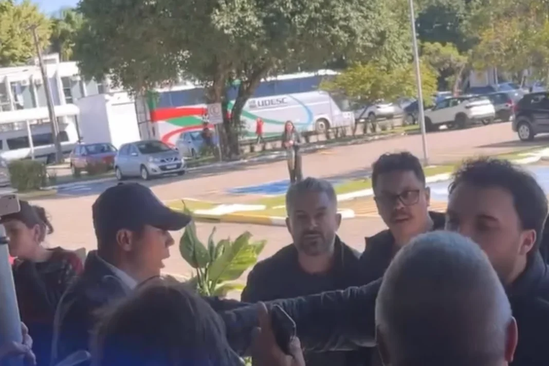 Debate sobre cotas acaba em confusão após invasão da extrema direita em universidade de SC Debate sobre cotas acaba em confusão após invasão da extrema direita em universidade de SC