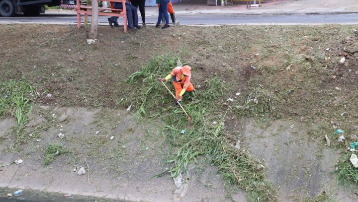 Prefeitura realiza ação de limpeza no bairro Alvorada Prefeitura realiza ação de limpeza no bairro Alvorada