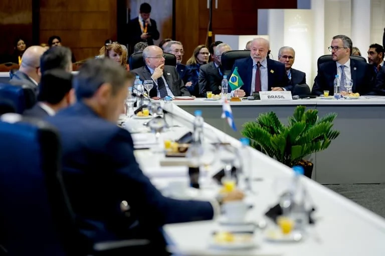 Em cúpula do Mercosul, Lula envia recado a Trump e a líderes da América Latina Em cúpula do Mercosul, Lula envia recado a Trump e a líderes da América Latina