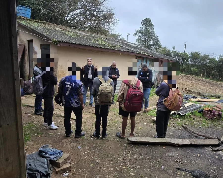 Trabalhadores são resgatados de condições degradantes no RS Trabalhadores são resgatados de condições degradantes no RS