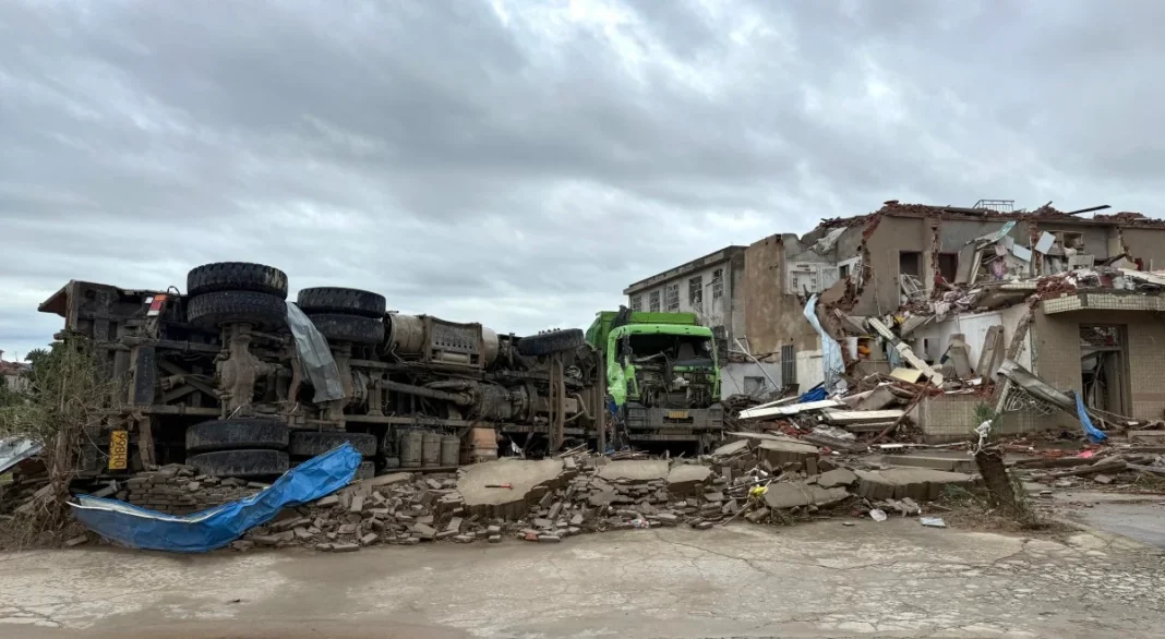 Tornado deixa mortos na China e lança caminhões pelos ares Tornado deixa mortos na China e lança caminhões pelos ares