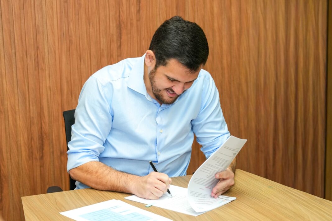 Prefeito Renato Junior anuncia concurso para auditor fiscal da Semef com salário inicial de R$ 27 mil Prefeito Renato Junior anuncia concurso para auditor fiscal da Semef com salário inicial de R$ 27 mil