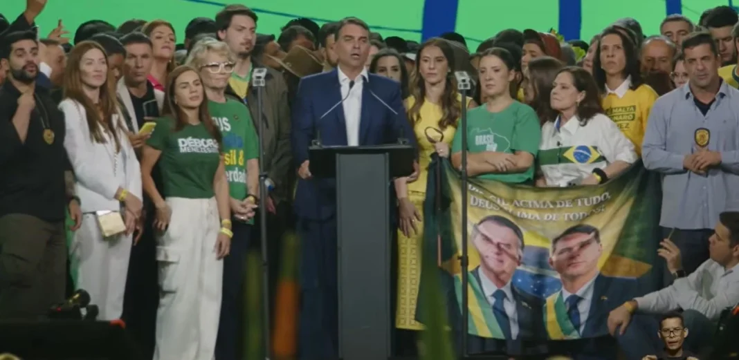 Flávio faz ataques ao Judiciário em convenção do PL com Milei e vídeo de Michelle Flávio faz ataques ao Judiciário em convenção do PL com Milei e vídeo de Michelle