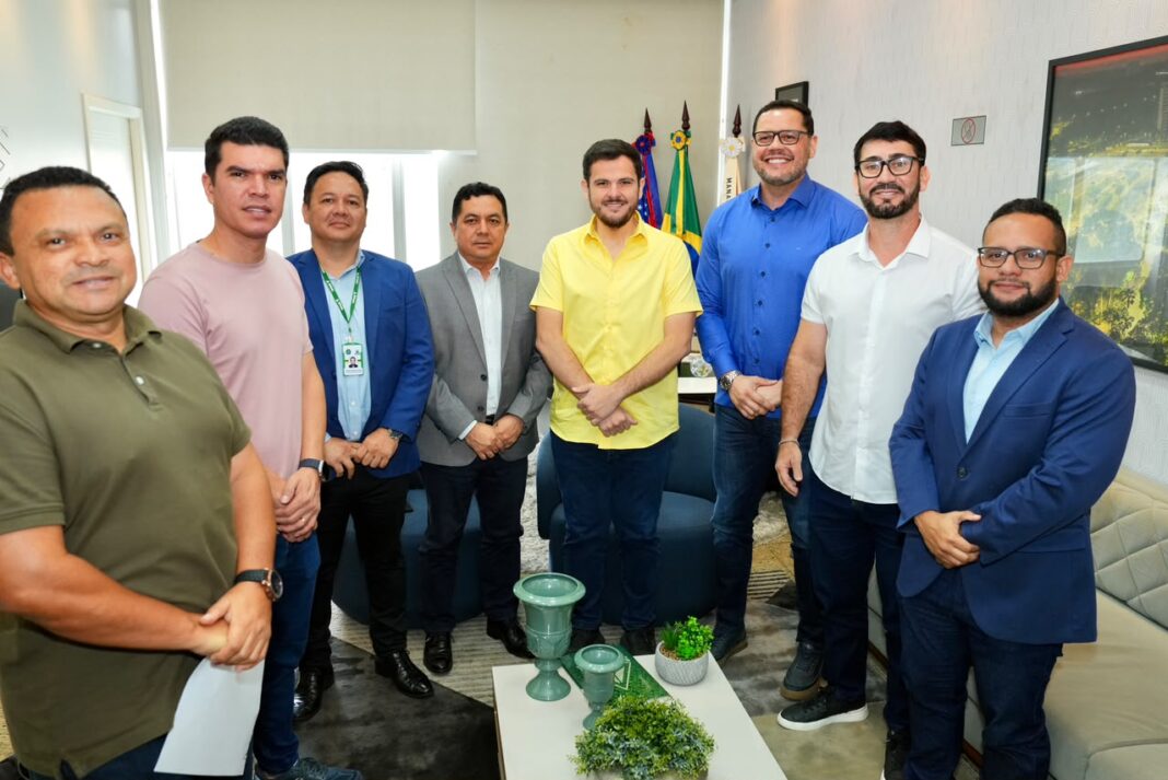 O prefeito de Manaus, Renato Junior, recebeu, nesta terça-feira, 28/7, o titular da Superintendência da Zona Franca de Manaus (Suframa), Leopoldo Montenegro, para alinhar o firmamento de um acordo de cooperação técnica voltado ao fortalecimento das ações de prevenção, fiscalização e segurança no Polo Industrial de Manaus (PIM). O prefeito de Manaus, Renato Junior, recebeu, nesta terça-feira, 28/7, o titular da Superintendência da Zona Franca de Manaus (Suframa), Leopoldo Montenegro, para alinhar o firmamento de um acordo de cooperação técnica voltado ao fortalecimento das ações de prevenção, fiscalização e segurança no Polo Industrial de Manaus (PIM).