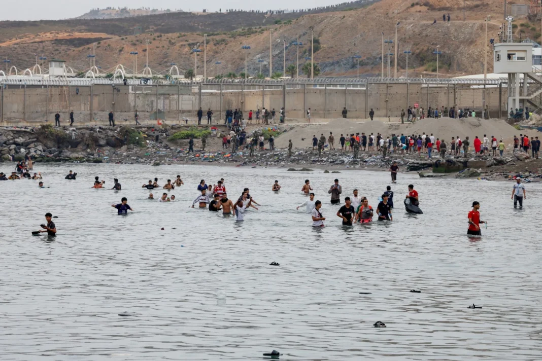 Cerca de 60 mil imigrantes do Marrocos entraram em Ceuta; Espanha reforça segurança Cerca de 60 mil imigrantes do Marrocos entraram em Ceuta; Espanha reforça segurança