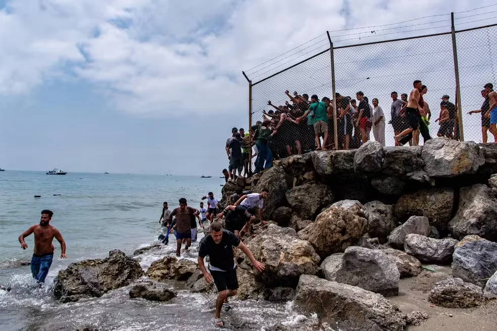 Itália suspende acordo de livre circulação com Espanha após crise migratória em Ceuta Itália suspende acordo de livre circulação com Espanha após crise migratória em Ceuta