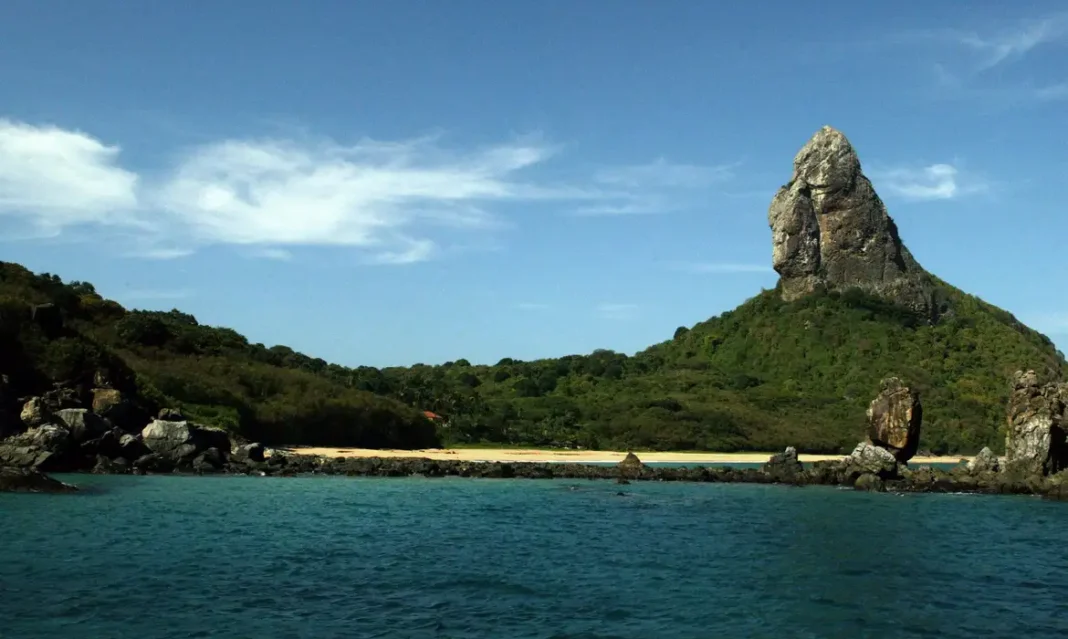 Mulher dá à luz em Fernando de Noronha apesar de regra que proíbe partos na ilha; entenda Mulher dá à luz em Fernando de Noronha apesar de regra que proíbe partos na ilha; entenda