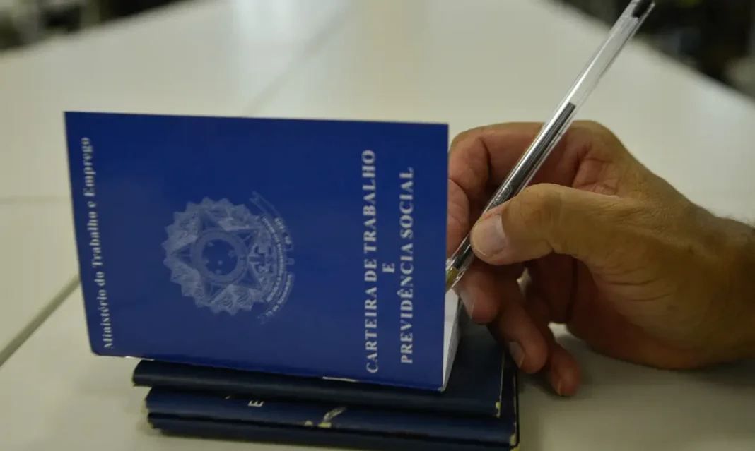 74% dos trabalhadores com consignado CLT têm dois ou mais empréstimos ativos 74% dos trabalhadores com consignado CLT têm dois ou mais empréstimos ativos