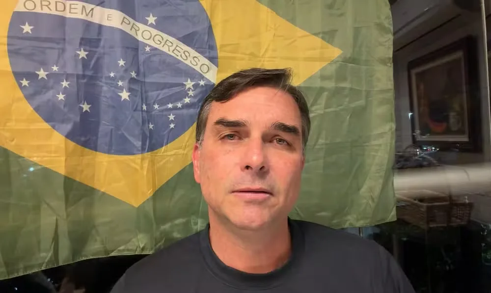 Flávio: de Bolsonaro vacinado a apenas Bolsonaro Flávio: de Bolsonaro vacinado a apenas Bolsonaro