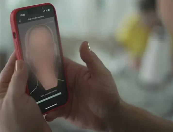 Mulher é presa por fotografar idosos para aplicar golpes com reconhecimento facial Mulher é presa por fotografar idosos para aplicar golpes com reconhecimento facial