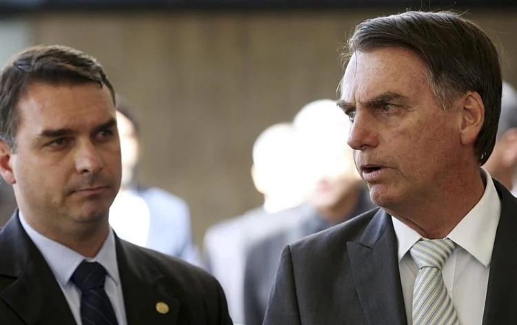 Bolsonaro diz em carta que Flávio é seu porta-voz e candidato, após crise com Michelle Bolsonaro diz em carta que Flávio é seu porta-voz e candidato, após crise com Michelle