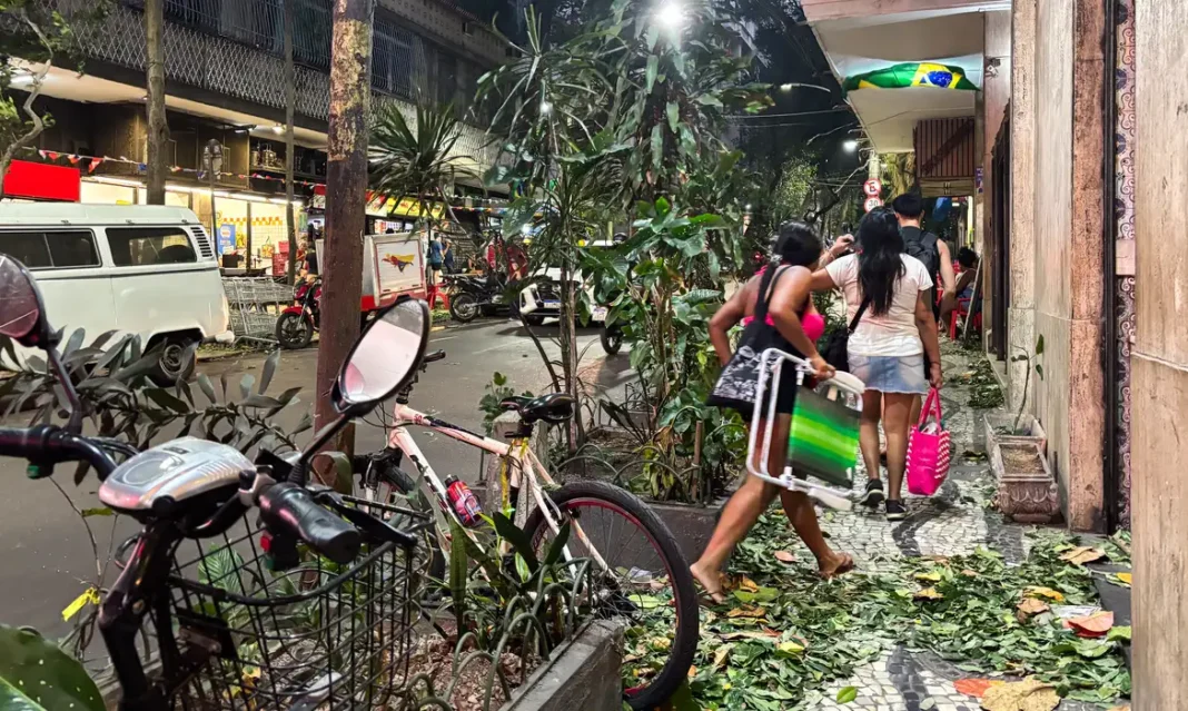 Ventania deixa 10 feridos em São Paulo; no Rio, mais de 400 mil seguem sem energia Ventania deixa 10 feridos em São Paulo; no Rio, mais de 400 mil seguem sem energia