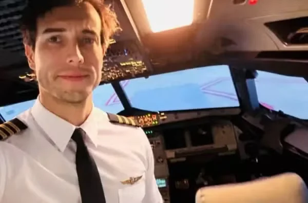 Instrutor de voo se joga de avião em pleno ar e diz à aluna: ‘Você sabe o que fazer’ Instrutor de voo se joga de avião em pleno ar e diz à aluna: ‘Você sabe o que fazer’