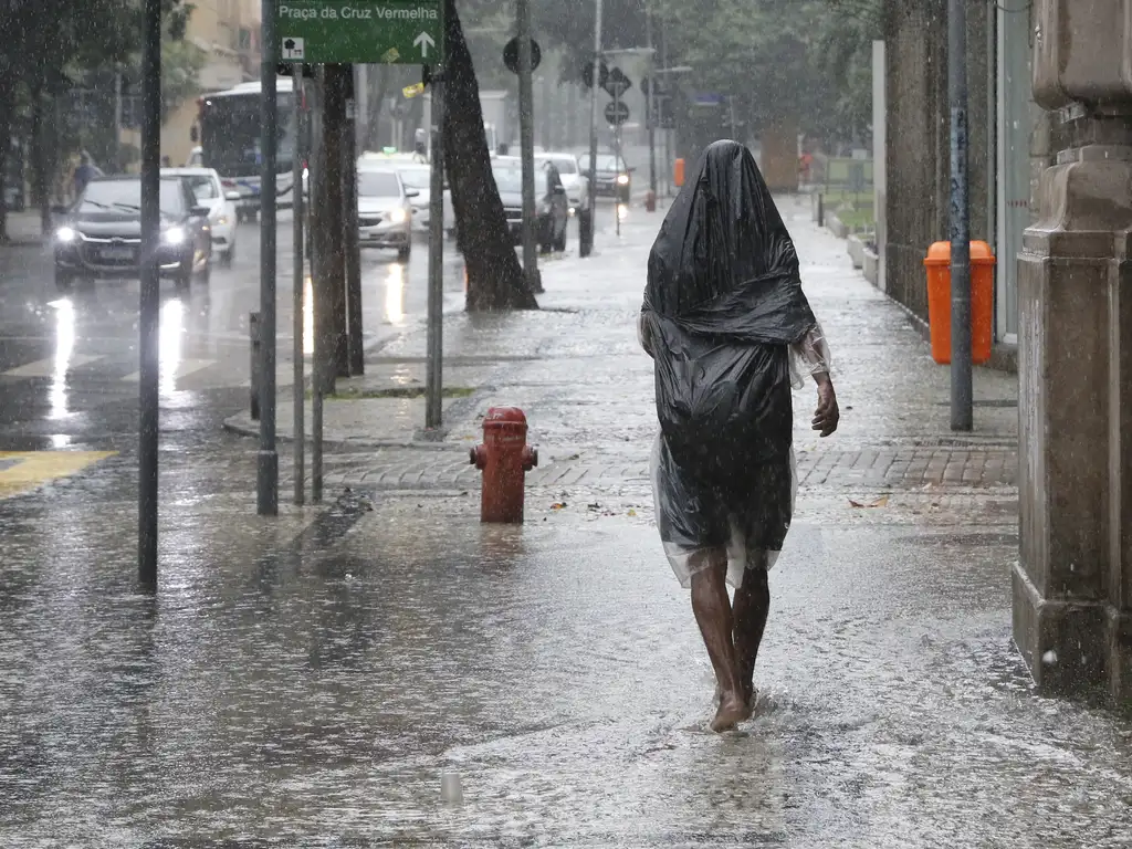 Temporais atingem o Sul enquanto calor e baixa umidade avançam pelo país Temporais atingem o Sul enquanto calor e baixa umidade avançam pelo país