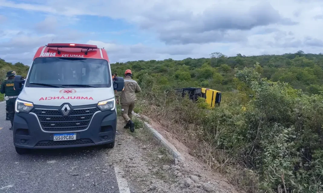 Ônibus com romeiros tomba no Ceará e provoca mortes Ônibus com romeiros tomba no Ceará e provoca mortes