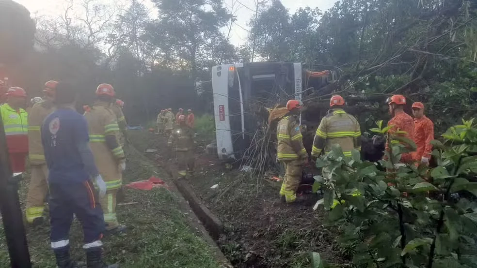 Acidente com ônibus de turismo deixa 10 mortos em Petrópolis (RJ) Acidente com ônibus de turismo deixa 10 mortos em Petrópolis (RJ)