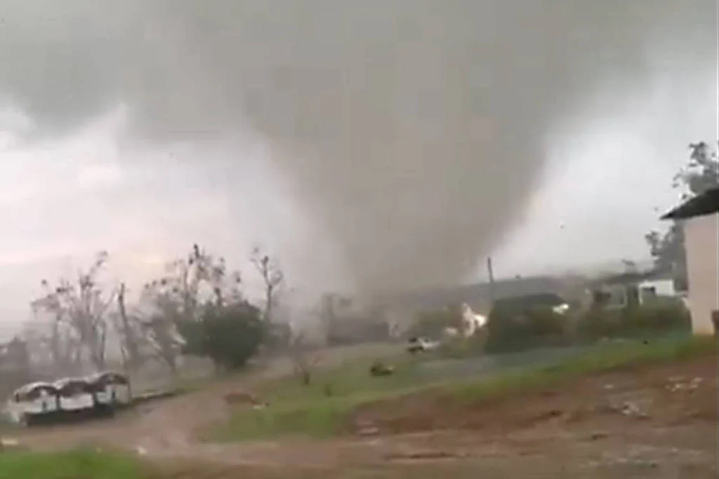 Temporal com ventos de até 120 km/h no RS deixa rastro de destruição e 290 mil sem luz Temporal com ventos de até 120 km/h no RS deixa rastro de destruição e 290 mil sem luz