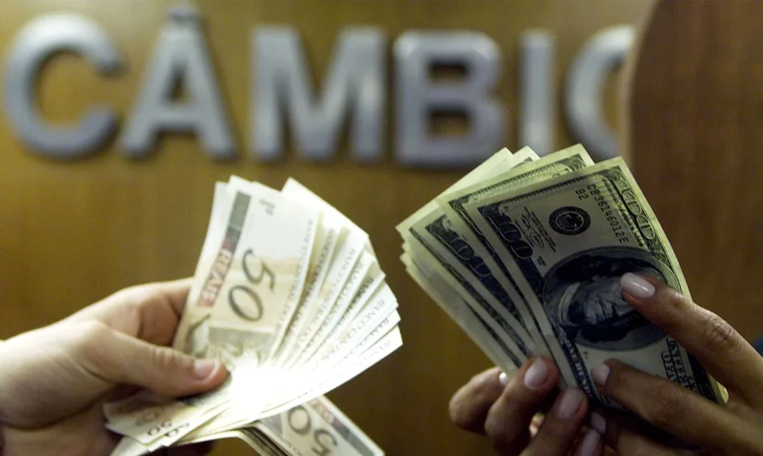 Dólar cai a R$ 5,176 e Bolsa sobe com Petrobras e Vale Dólar cai a R$ 5,176 e Bolsa sobe com Petrobras e Vale