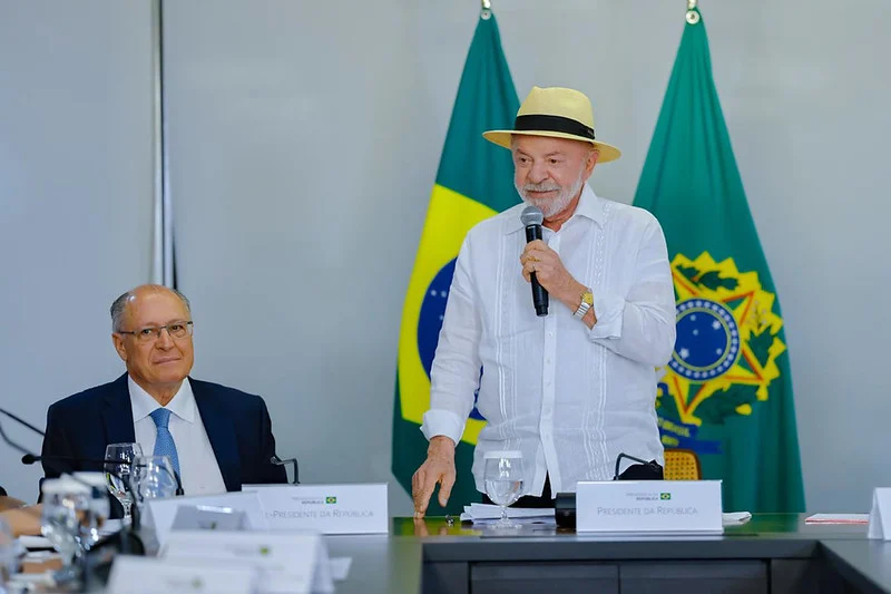 Lula diz que filho precisa se defender: ‘Ninguém está acima da lei’ Lula diz que filho precisa se defender: ‘Ninguém está acima da lei’