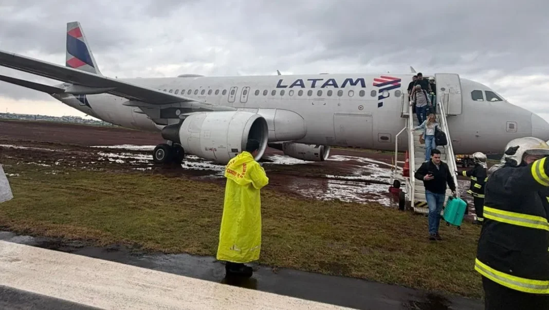 Avião da Latam derrapa, sai da pista e atola em lamaçal no Paraná; 151 pessoas a bordo Avião da Latam derrapa, sai da pista e atola em lamaçal no Paraná; 151 pessoas a bordo