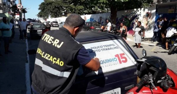 Campanha tem 3,2 mil denúncias de propaganda irregular na primeira semana Campanha tem 3,2 mil denúncias de propaganda irregular na primeira semana