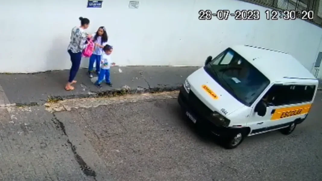 Escola é condenada após menina de 4 anos ser esquecida em van por três horas Escola é condenada após menina de 4 anos ser esquecida em van por três horas